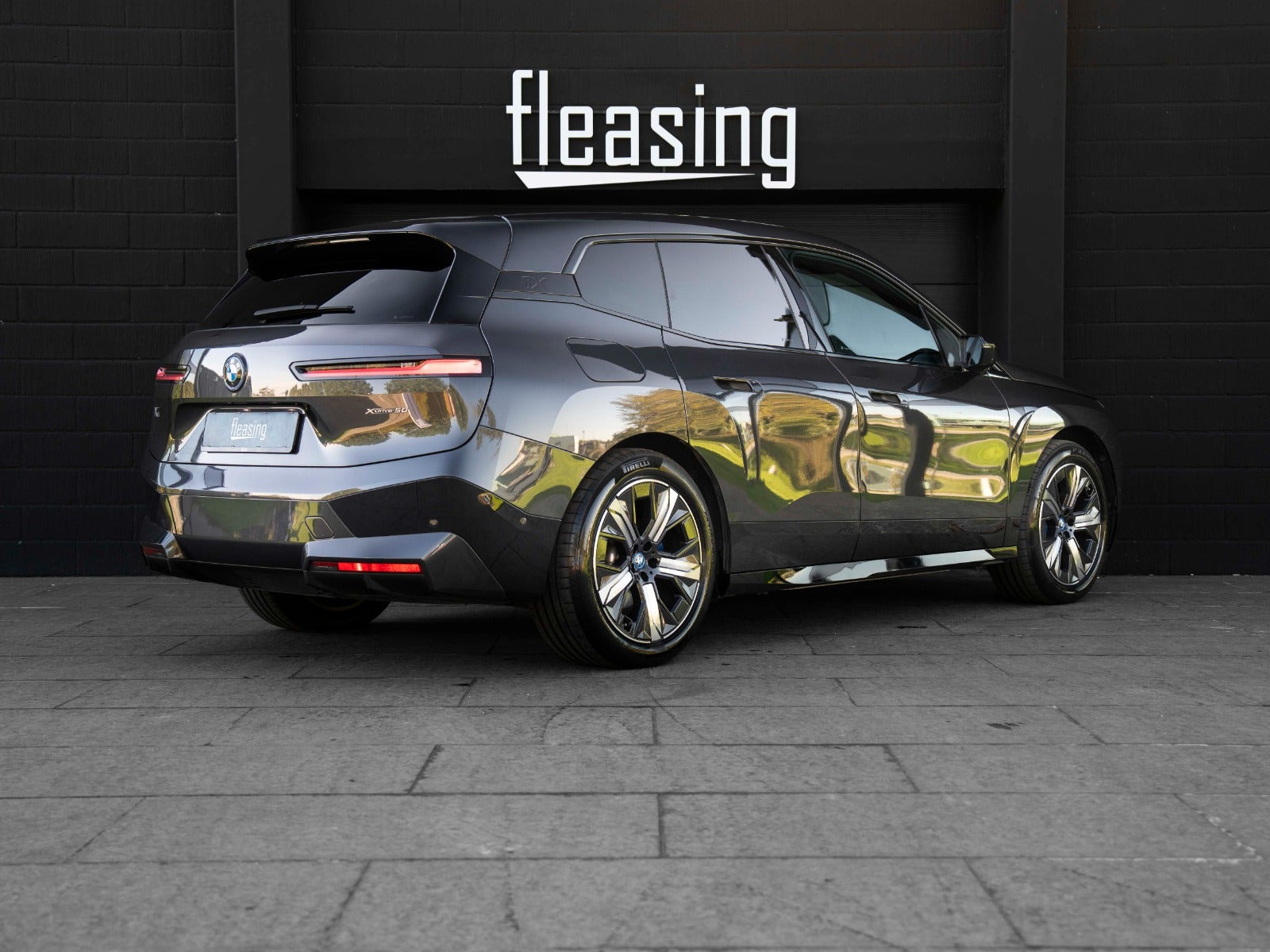 Grå BMW iX fra 2023