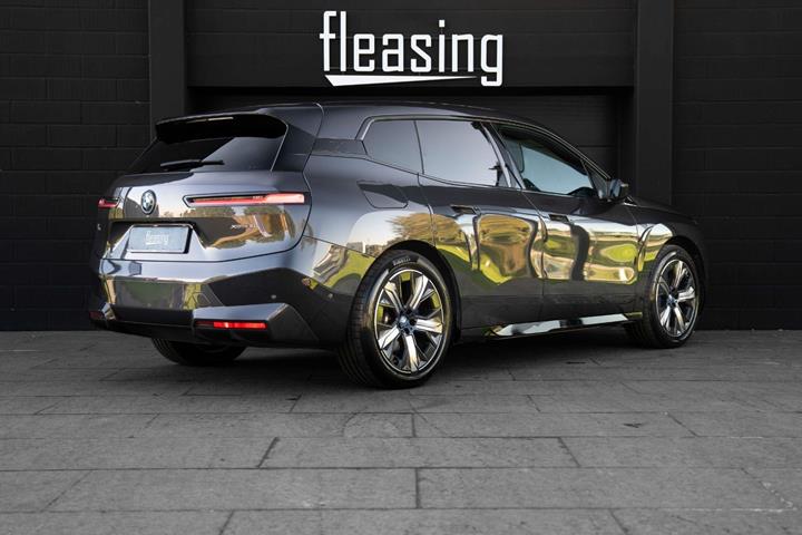 Grå BMW iX fra 2023