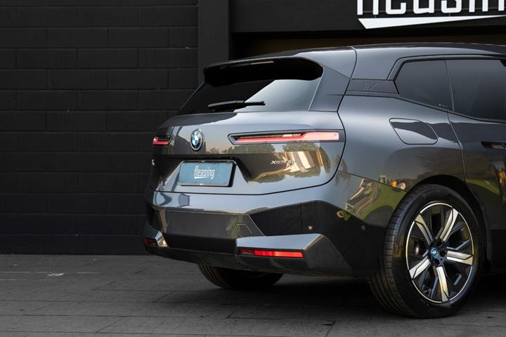 Grå BMW iX fra 2023