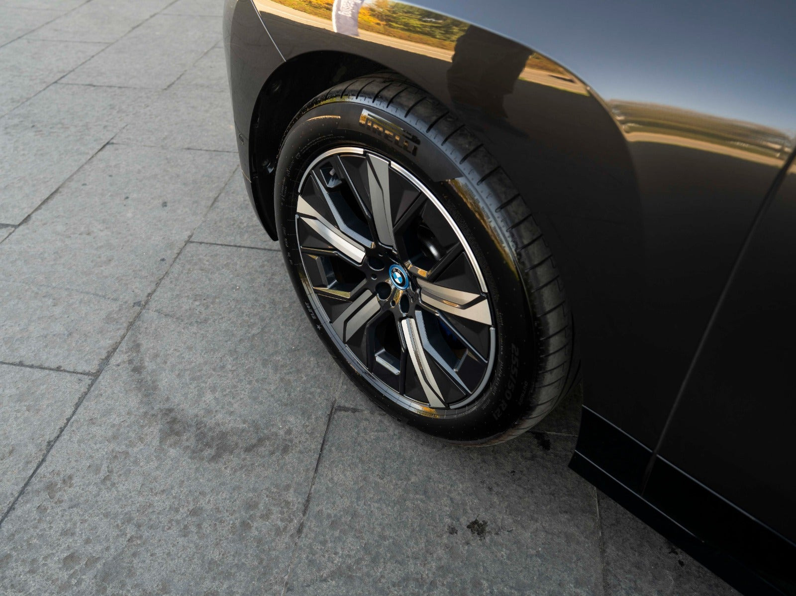 Grå BMW iX fra 2023