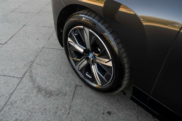 Grå BMW iX fra 2023