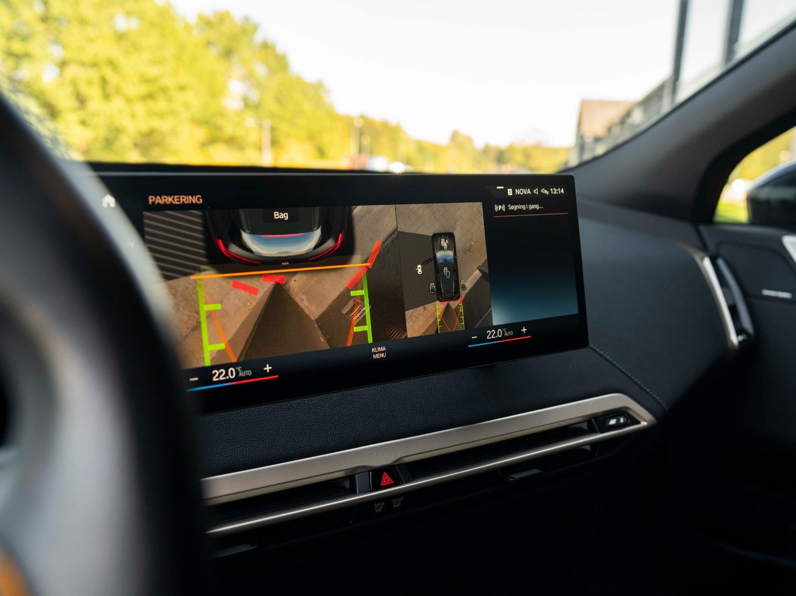 Grå BMW iX fra 2023