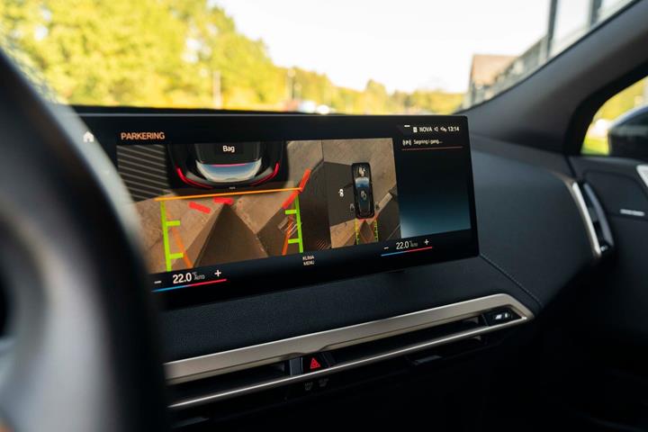 Grå BMW iX fra 2023