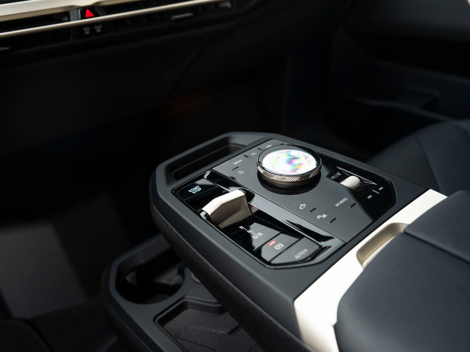 Grå BMW iX fra 2023