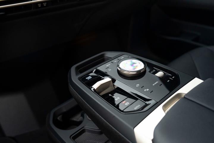 Grå BMW iX fra 2023