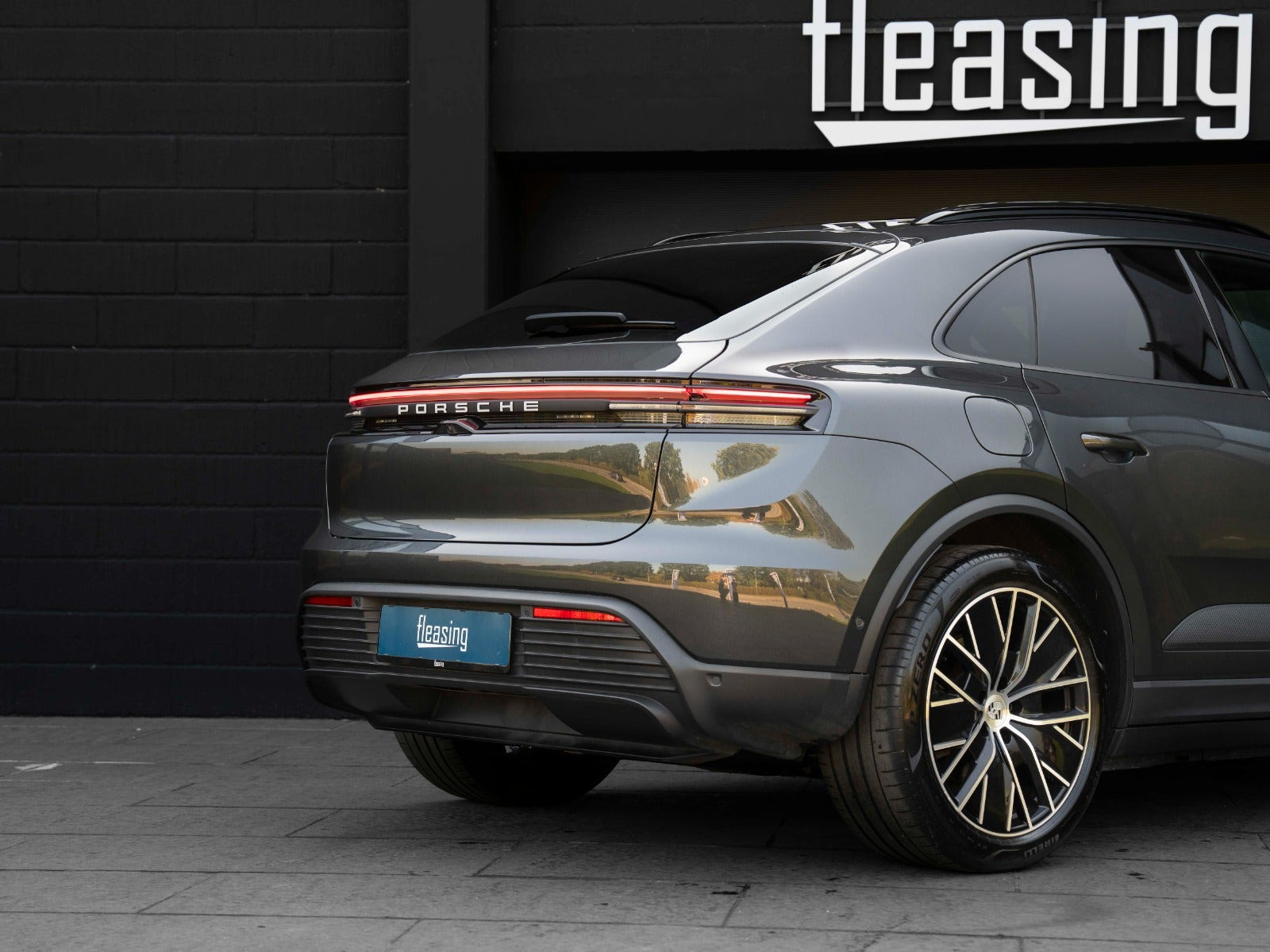 Grå Porsche Macan 4 fra 2024