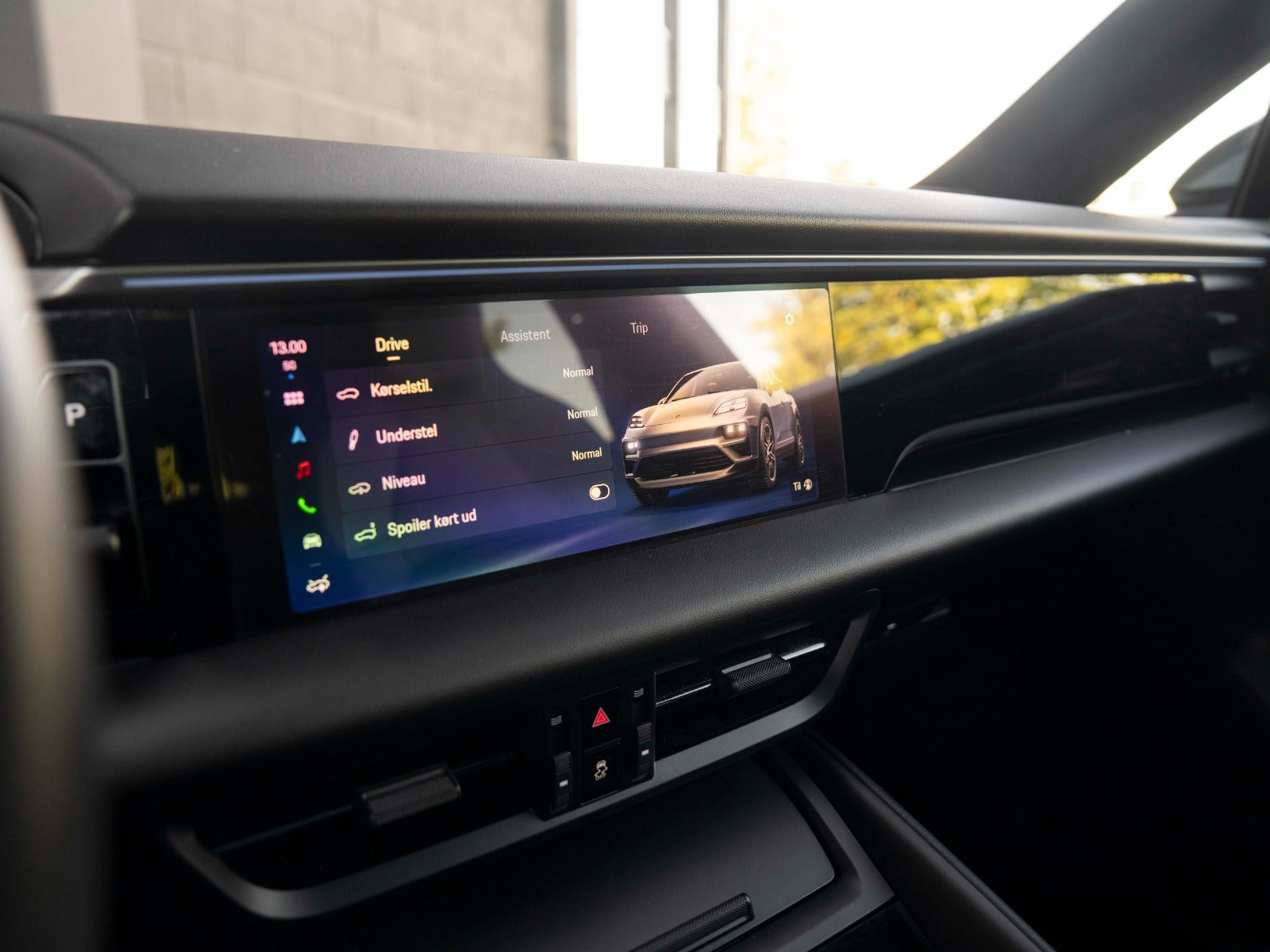 Grå Porsche Macan 4 fra 2024