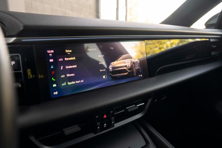 Grå Porsche Macan 4 fra 2024