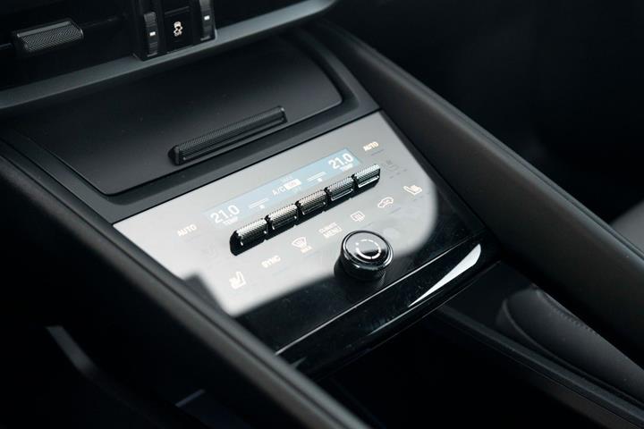 Grå Porsche Macan 4 fra 2024