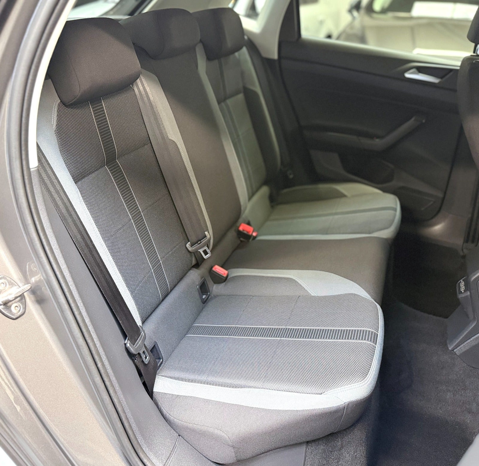 Grå VW Polo fra 2019