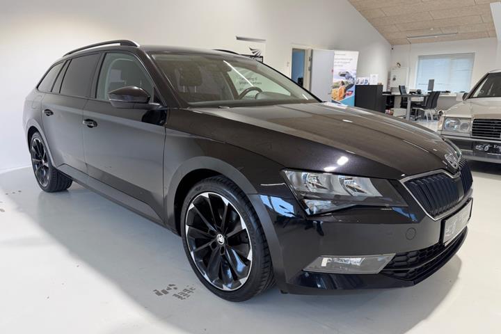 Sort Skoda Superb fra 2016