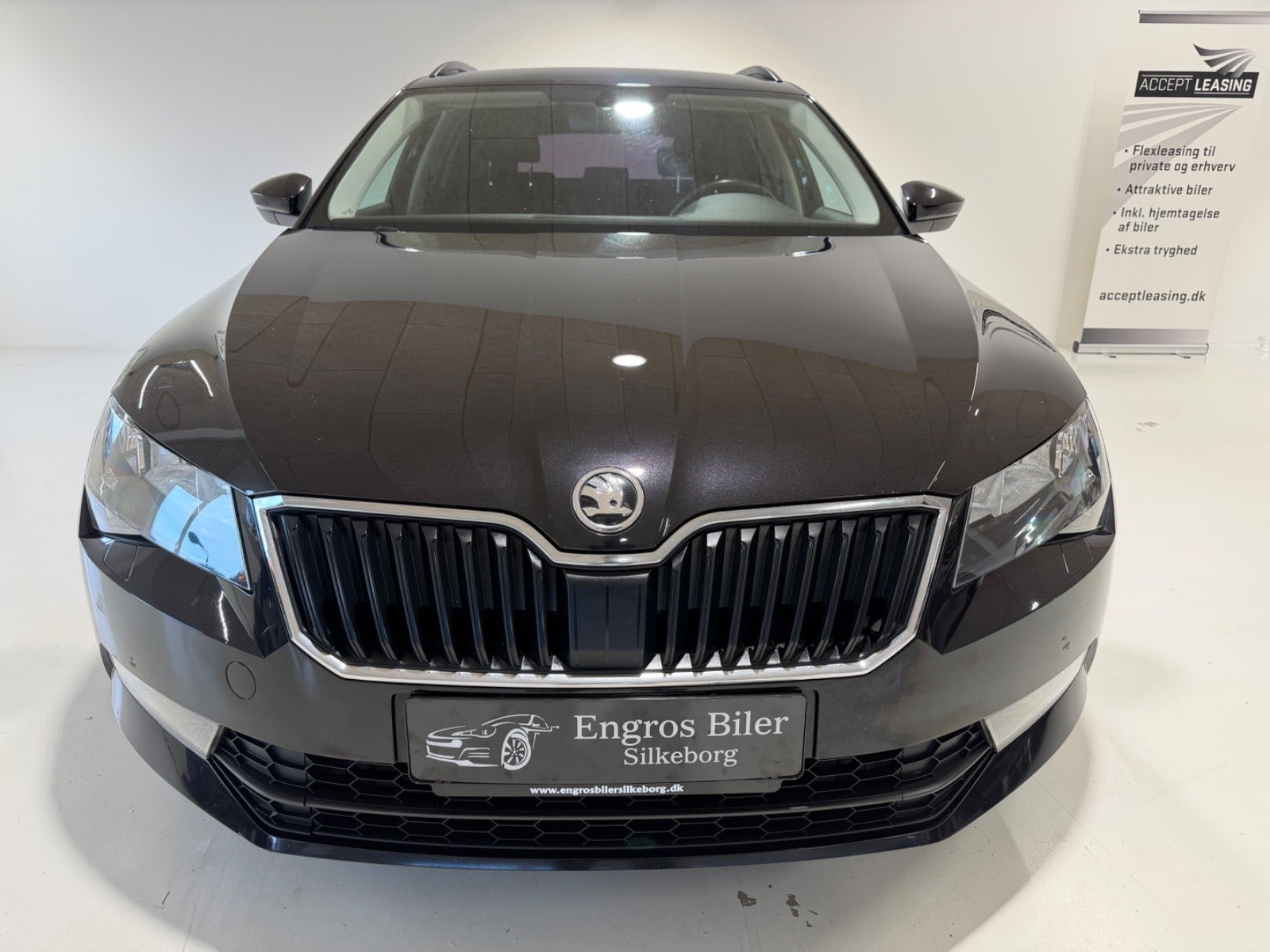 Sort Skoda Superb fra 2016