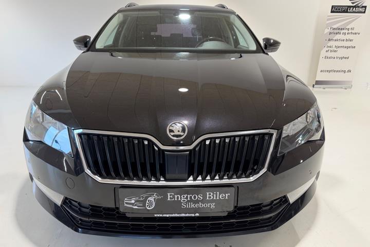Sort Skoda Superb fra 2016