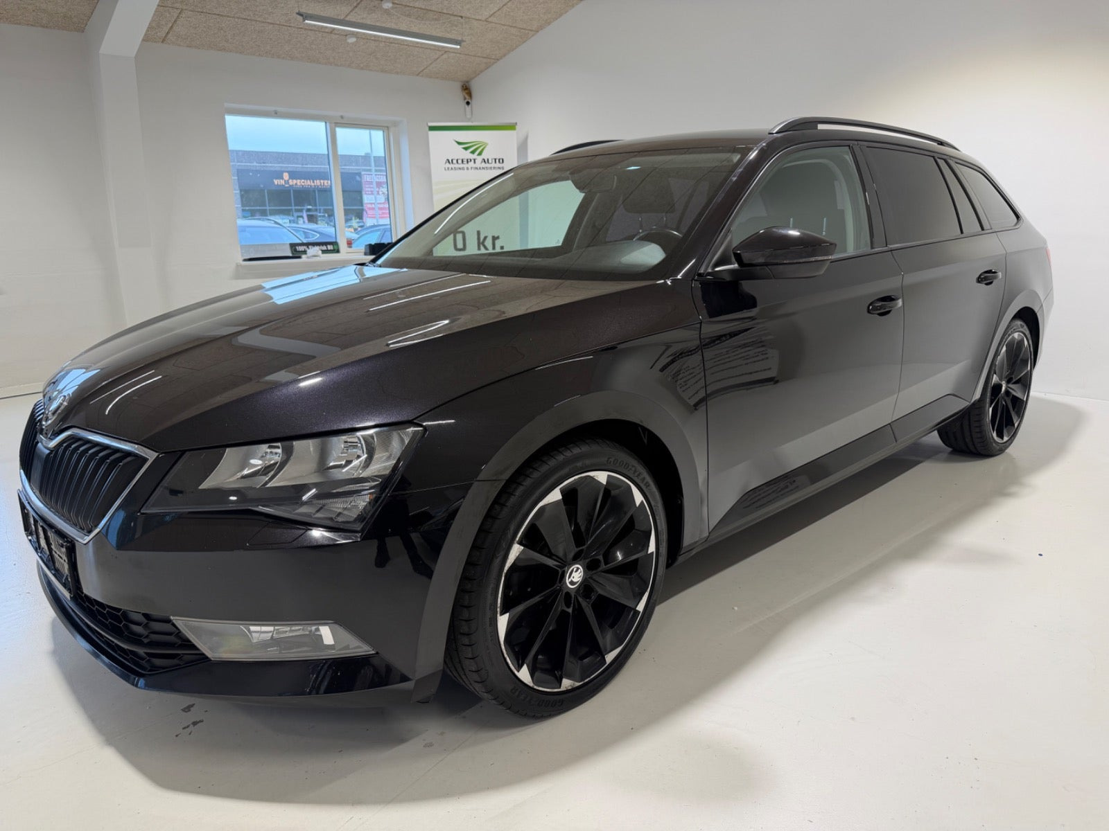 Sort Skoda Superb fra 2016