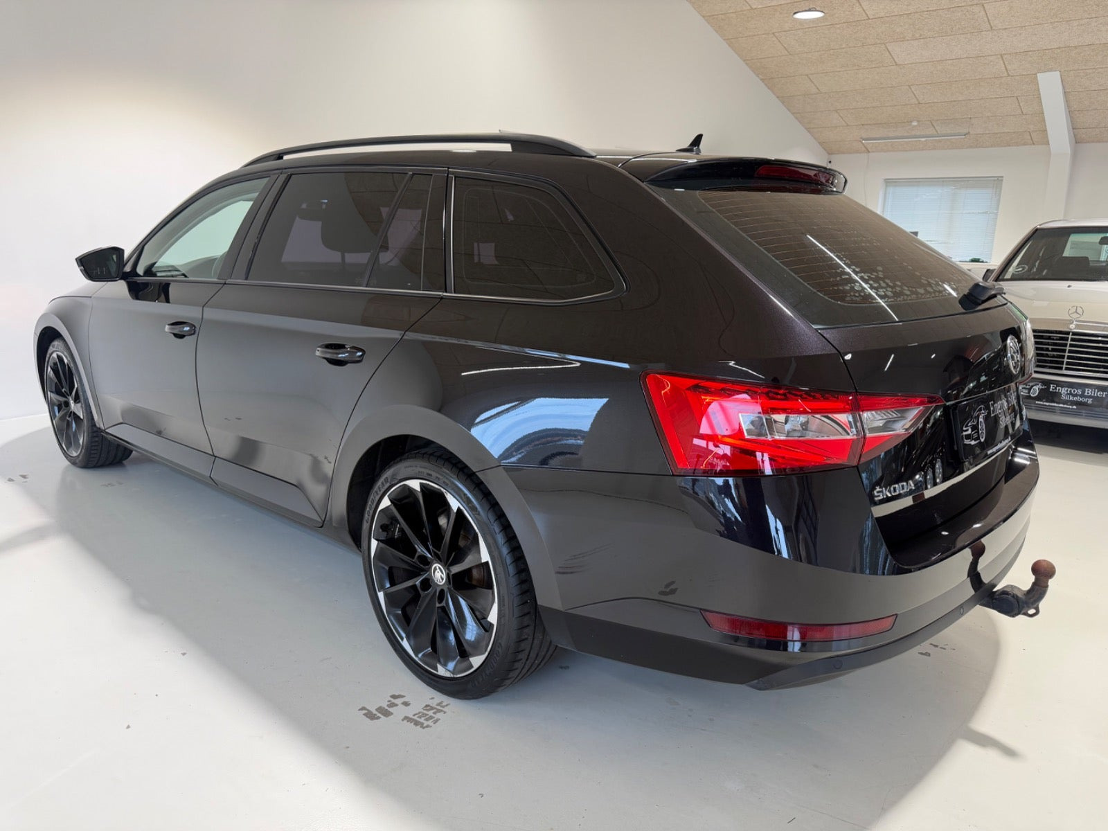 Sort Skoda Superb fra 2016
