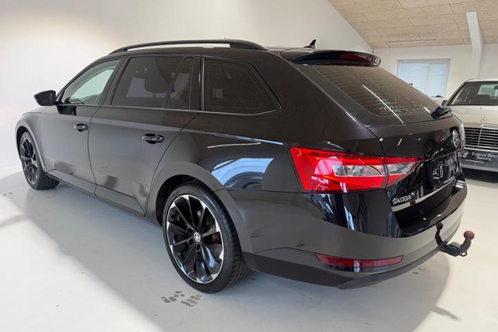 Sort Skoda Superb fra 2016