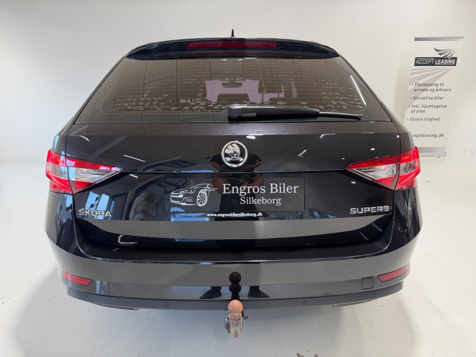 Sort Skoda Superb fra 2016