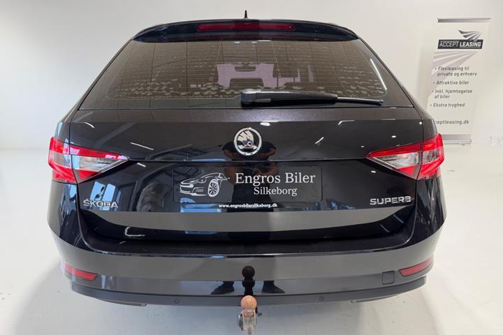 Sort Skoda Superb fra 2016