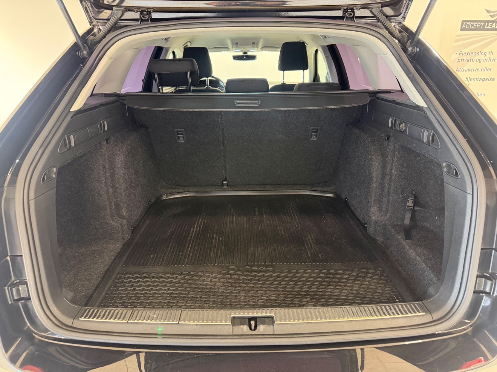 Sort Skoda Superb fra 2016
