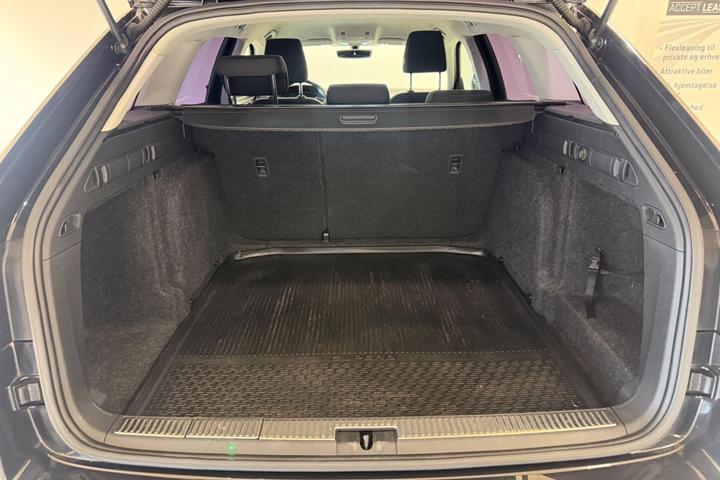 Sort Skoda Superb fra 2016