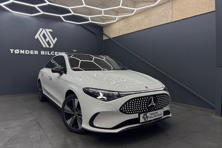 Hvid Mercedes CLA250+ fra 2025 set udefra