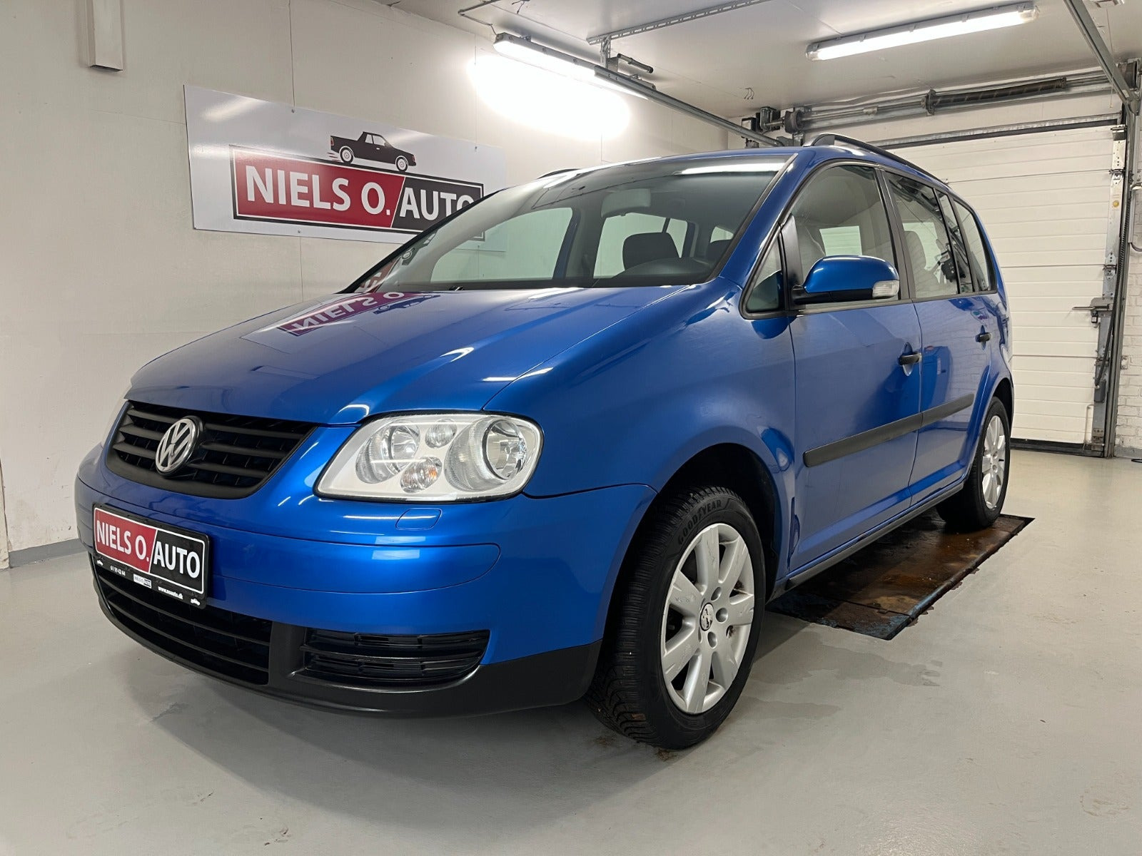 Blå VW Touran fra 2004