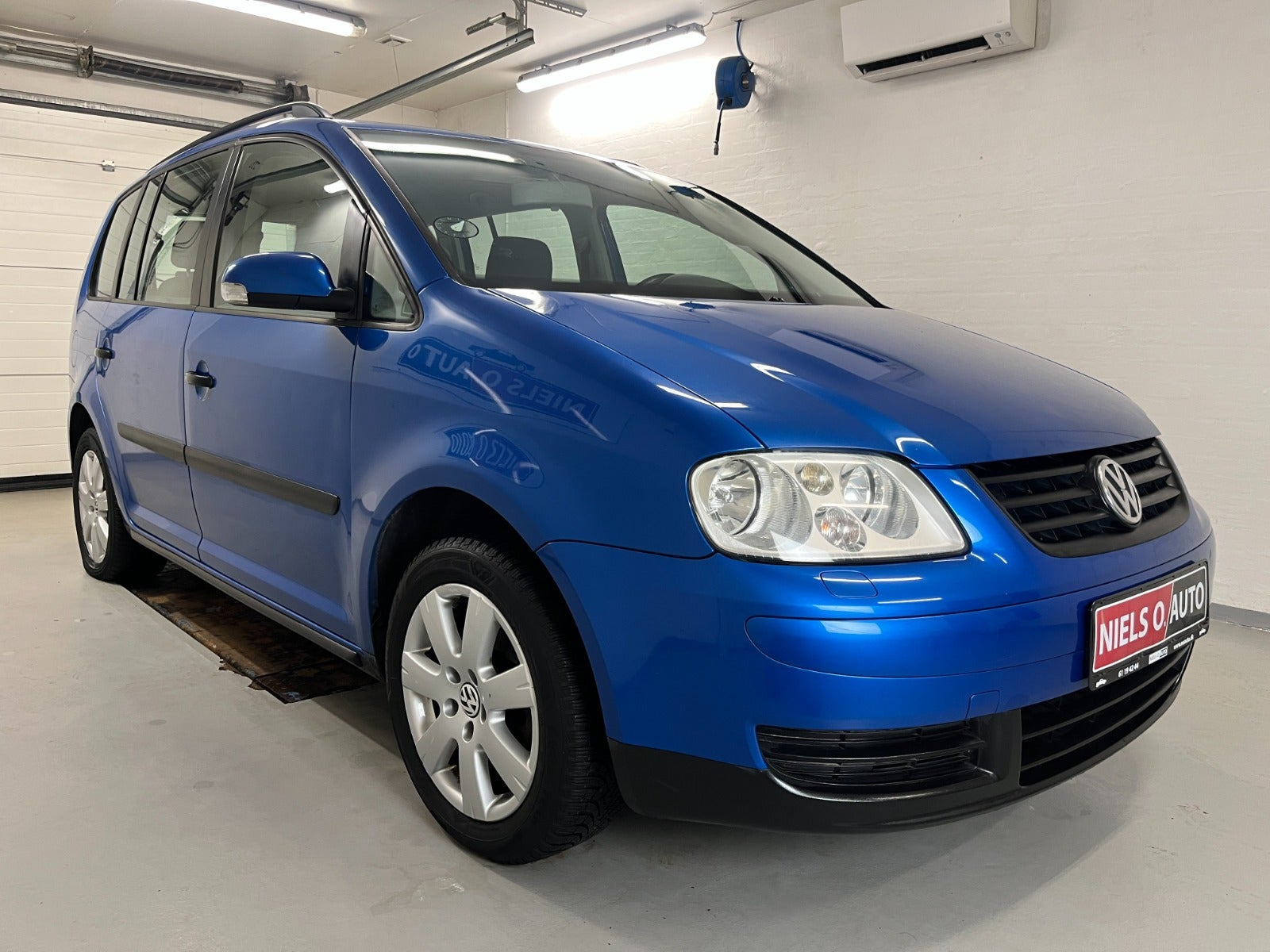 Blå VW Touran fra 2004