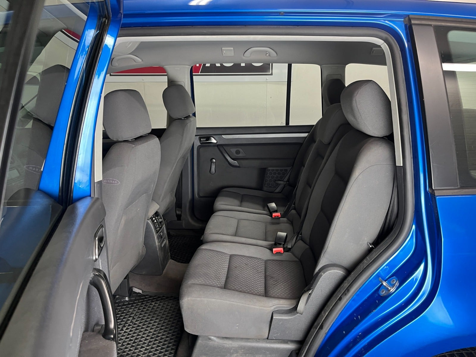Blå VW Touran fra 2004