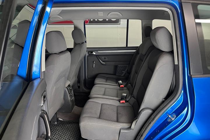 Blå VW Touran fra 2004