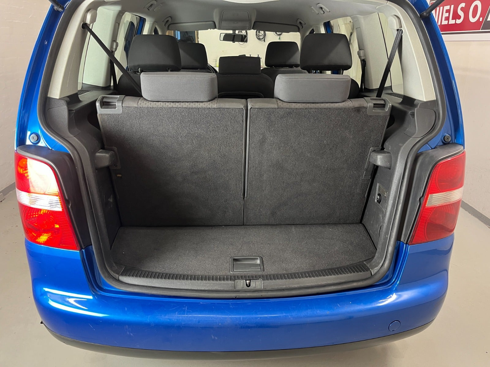 Blå VW Touran fra 2004