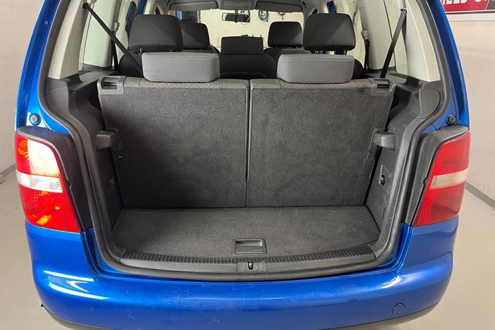 Blå VW Touran fra 2004