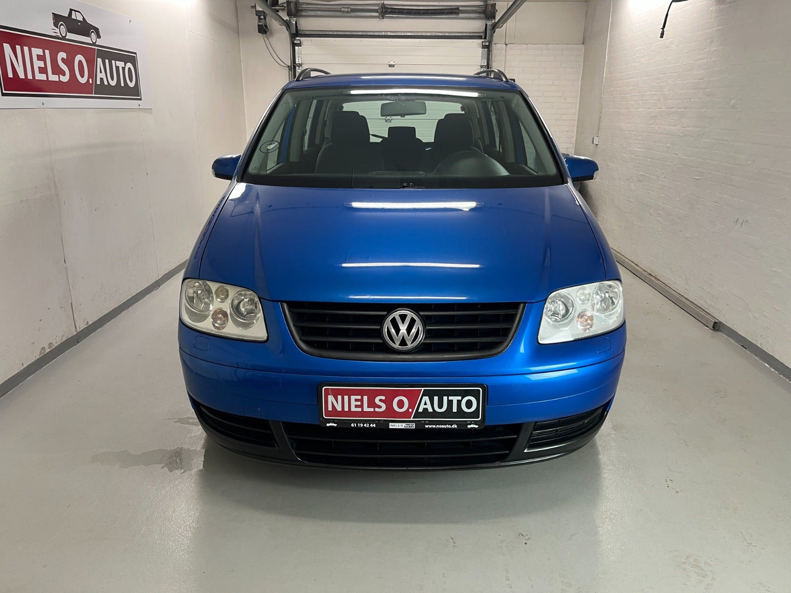Blå VW Touran fra 2004