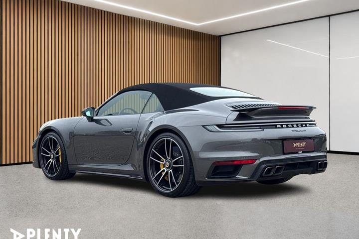 Grå Porsche 911 Turbo S fra 2020