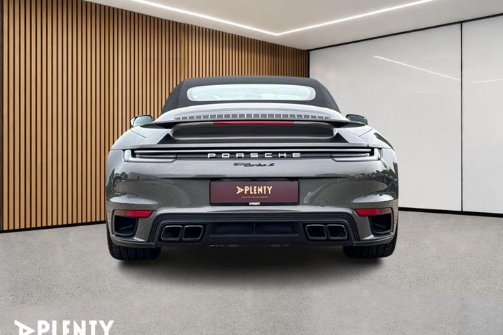 Grå Porsche 911 Turbo S fra 2020