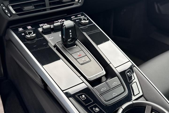 Grå Porsche 911 Turbo S fra 2020