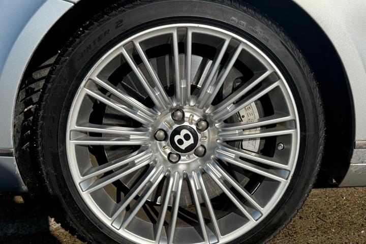 Sølv Bentley Continental GT fra 2009