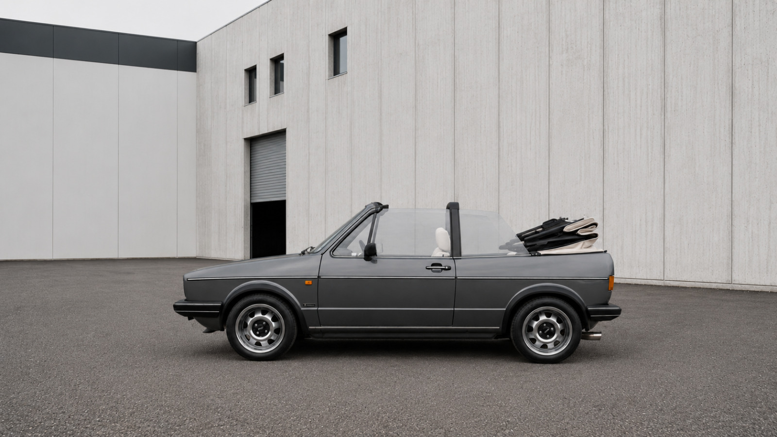 Grå VW Golf I fra 1983