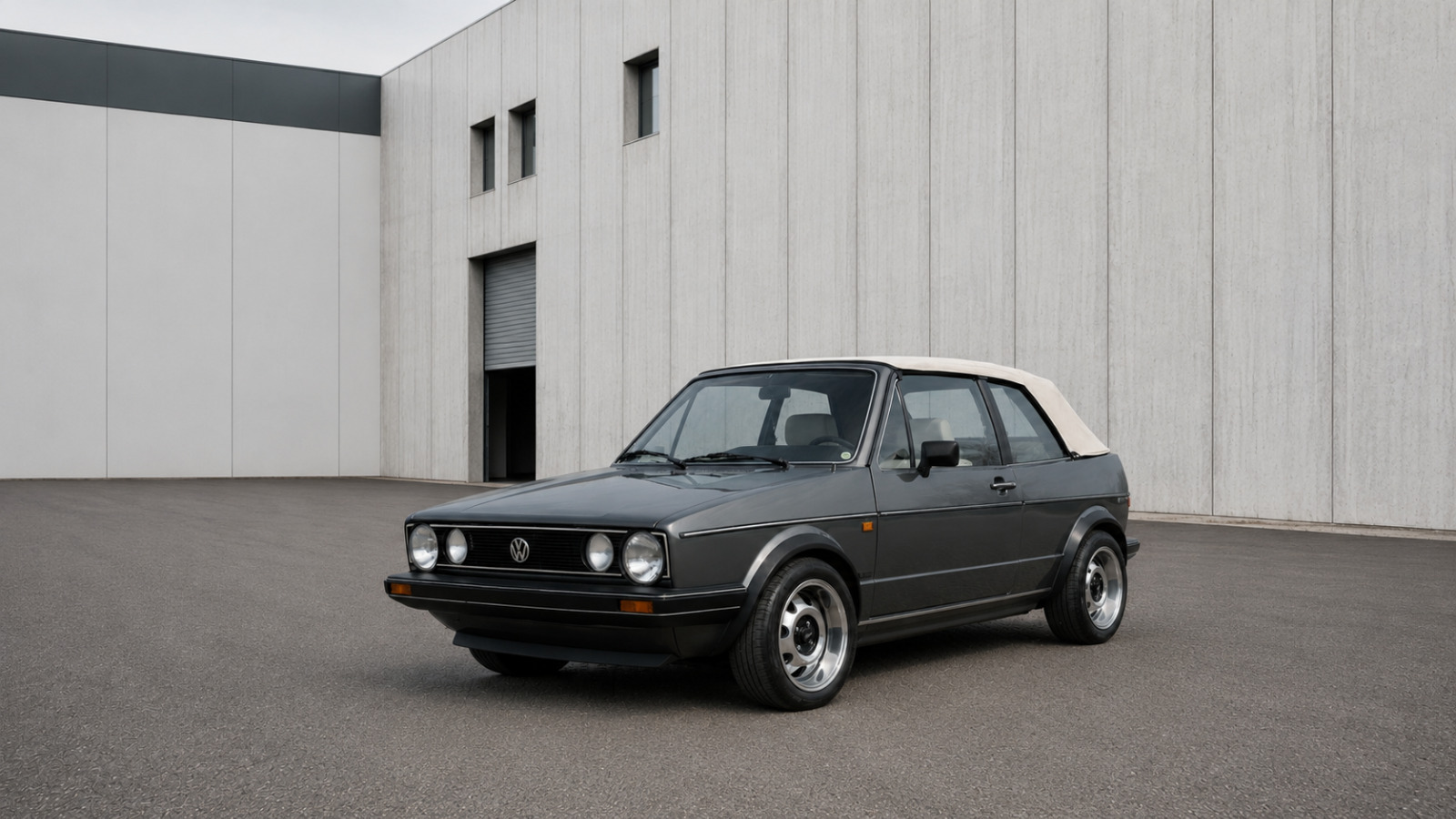 Grå VW Golf I fra 1983
