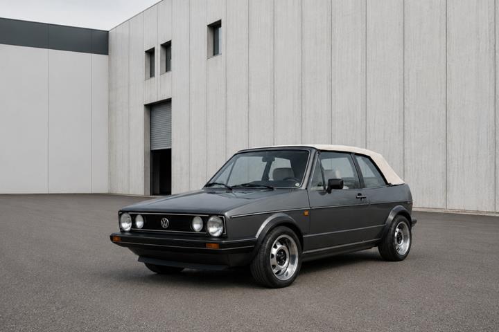 Grå VW Golf I fra 1983