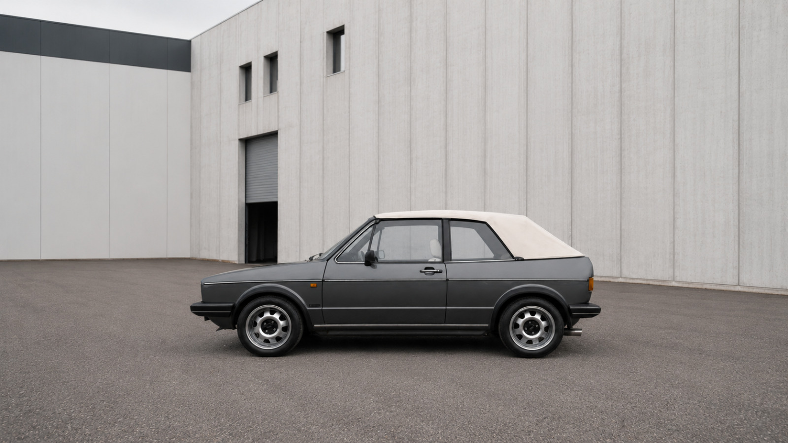 Grå VW Golf I fra 1983