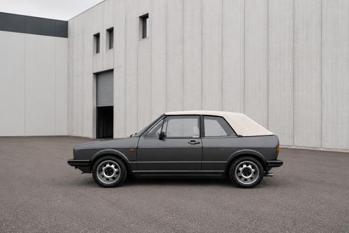Grå VW Golf I fra 1983