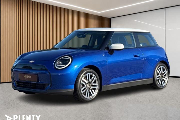 Blå Mini Cooper E fra 2024