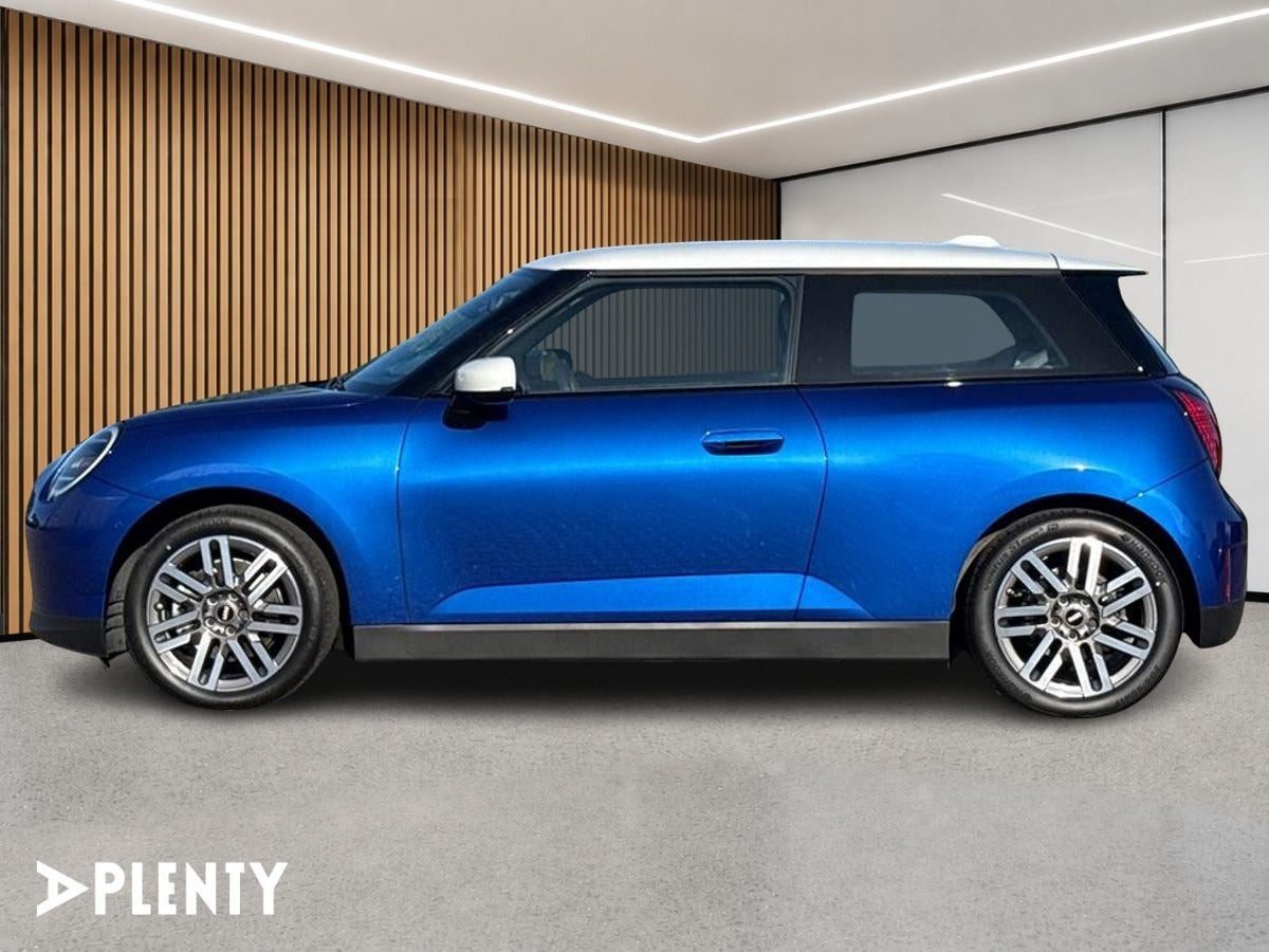 Blå Mini Cooper E fra 2024