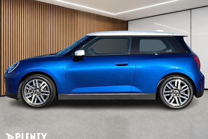 Blå Mini Cooper E fra 2024