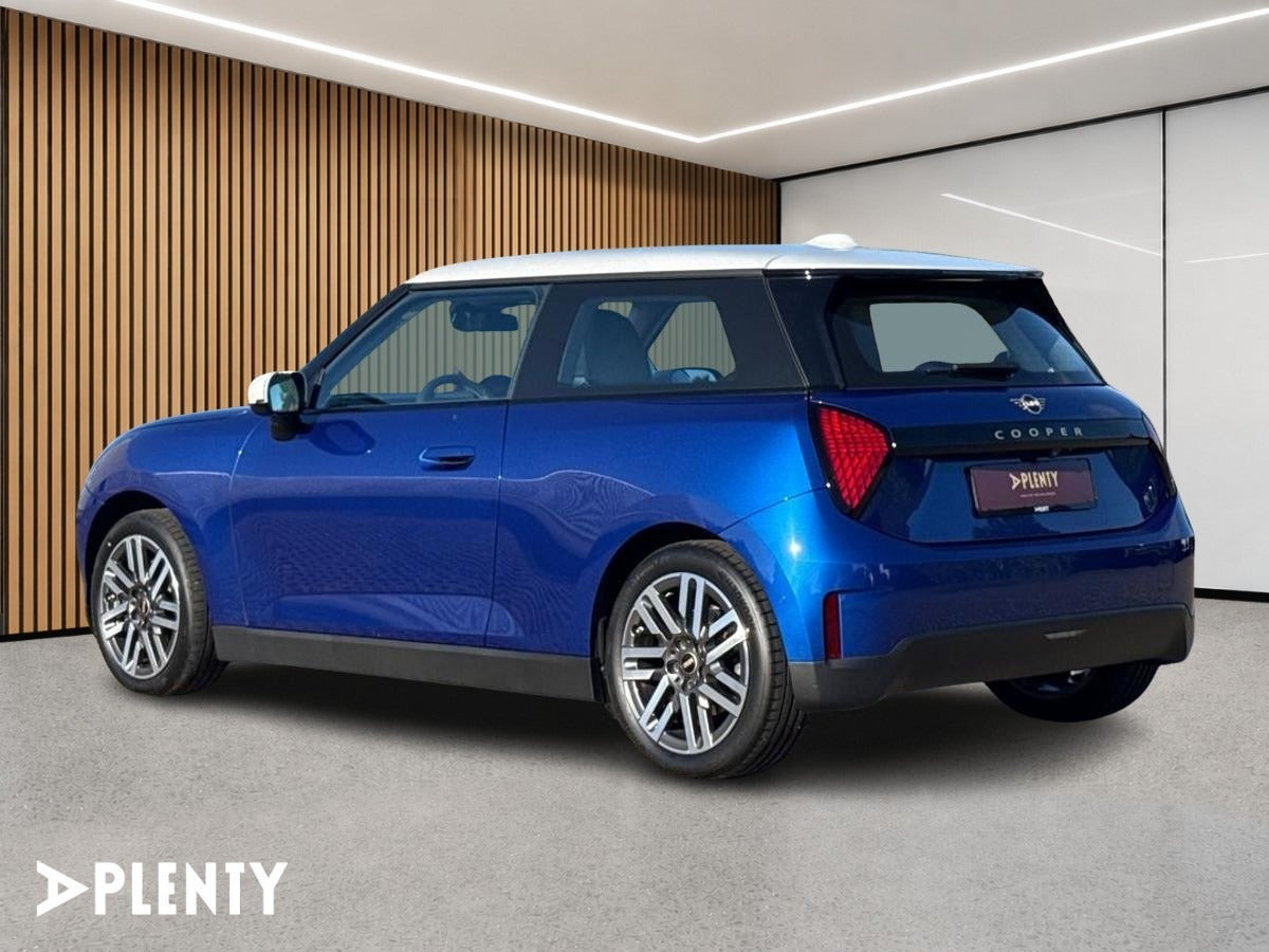 Blå Mini Cooper E fra 2024