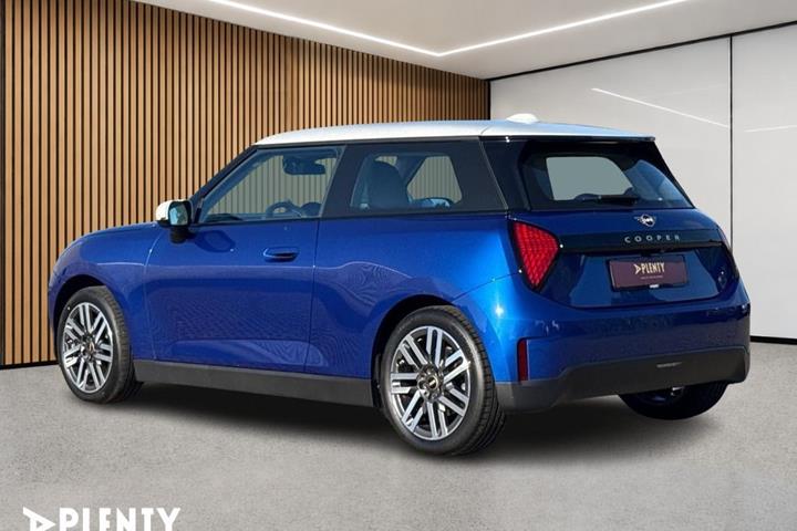 Blå Mini Cooper E fra 2024
