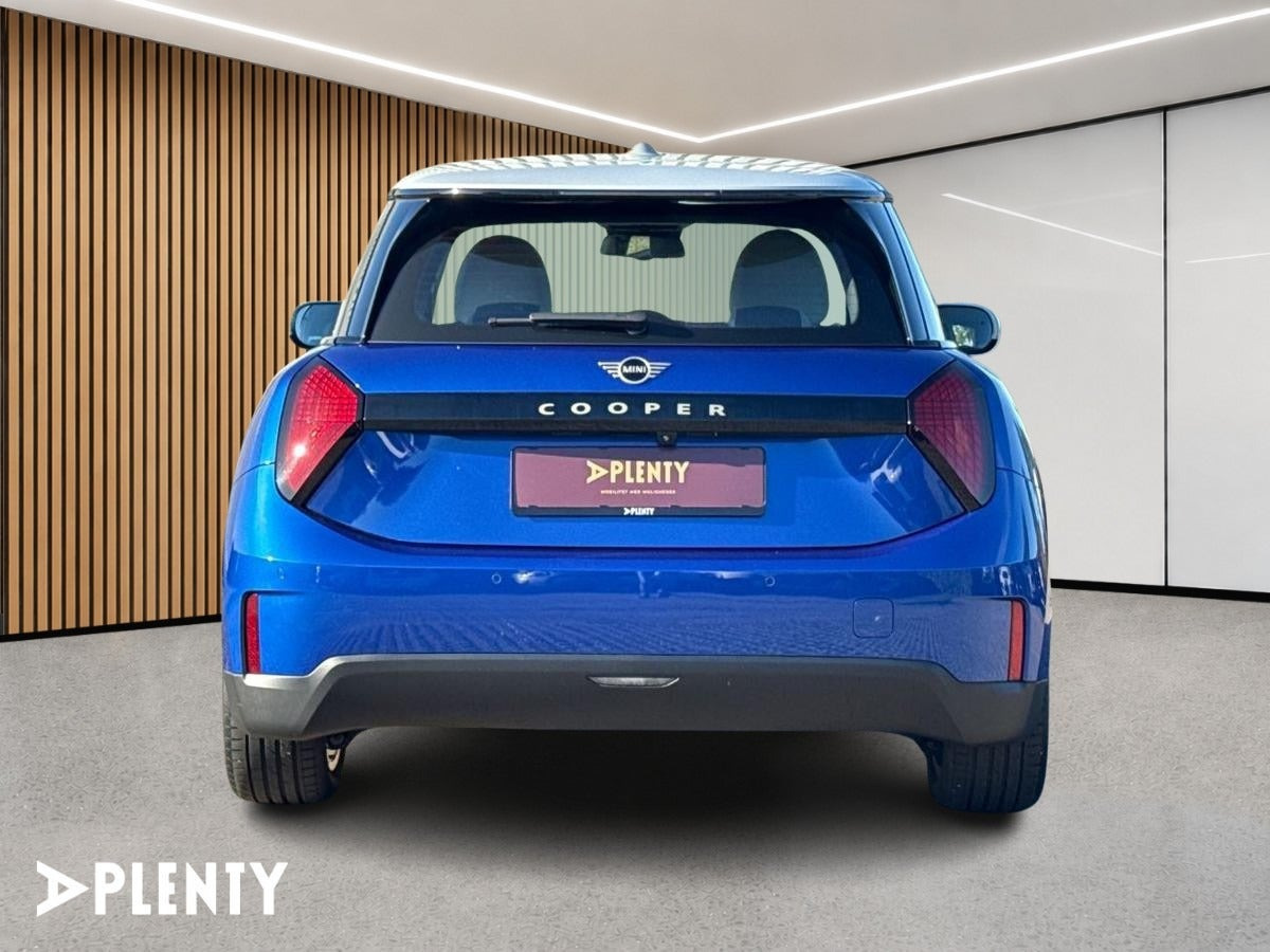 Blå Mini Cooper E fra 2024