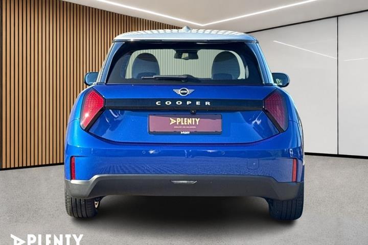 Blå Mini Cooper E fra 2024