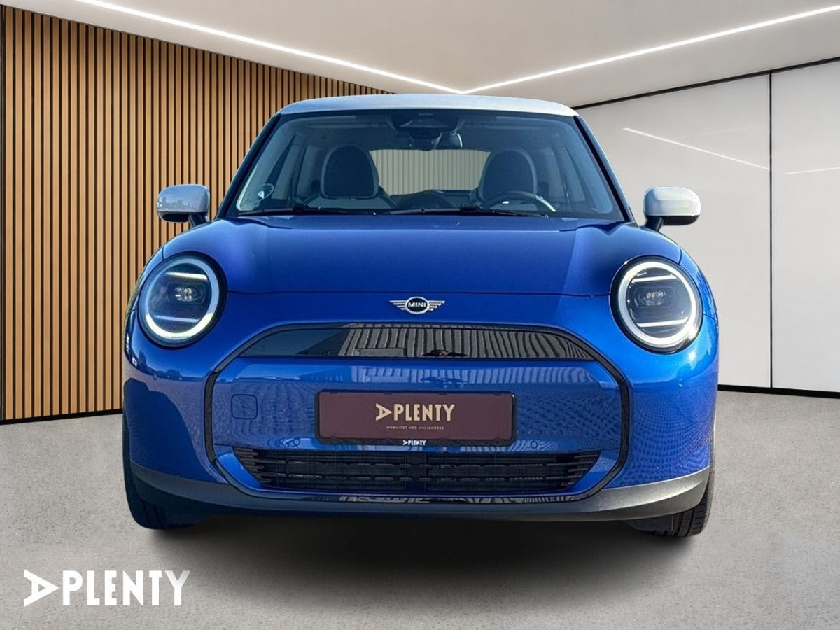 Blå Mini Cooper E fra 2024