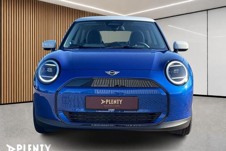 Blå Mini Cooper E fra 2024